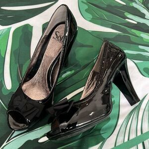 Sofft brand, black patent pumps with bow